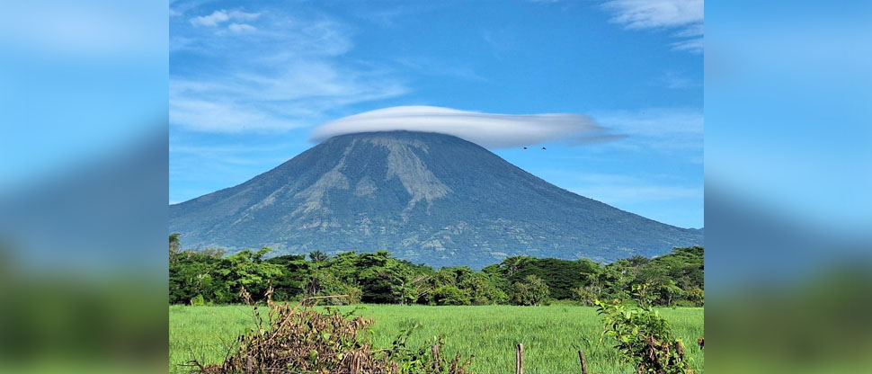 Captan nube con forma de “platillo volador” sobre el volcán Chaparrastique 