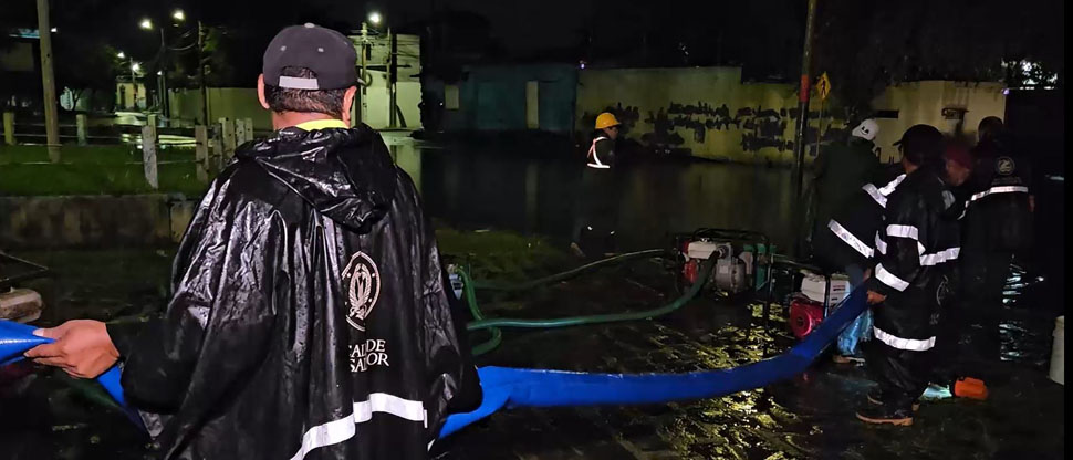 Protección Civil junto a otras instituciones dieron respuesta rápida para drenar calle inundada