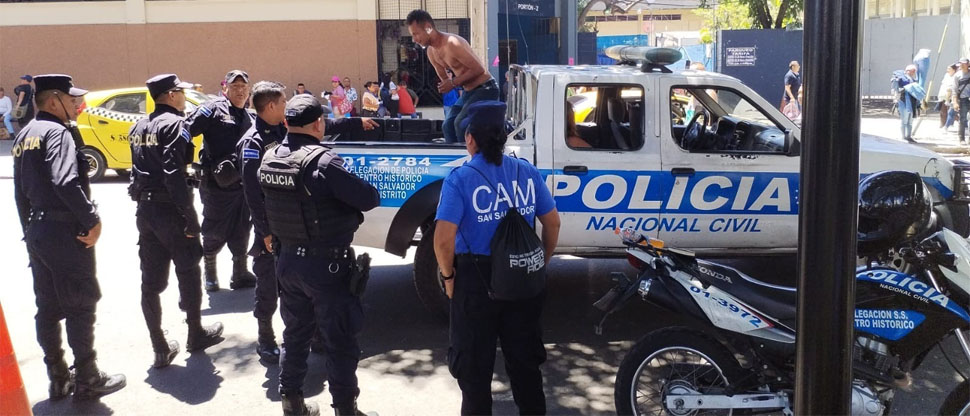 Capturan a mujer y un hombre por agarrarse a golpes frente al mercado Sagrado Corazón