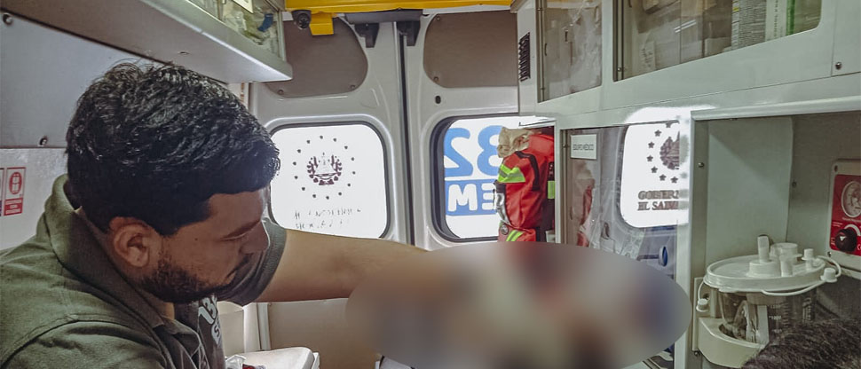 Hospitalizan a pasajero que se lesionó la cabeza tras caer de unidad del transporte colectivo