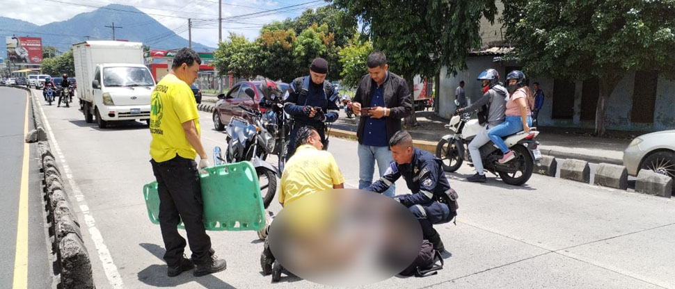 Motociclista en aparente estado de ebriedad atropella a peatón en la alameda Juan Pablo II
