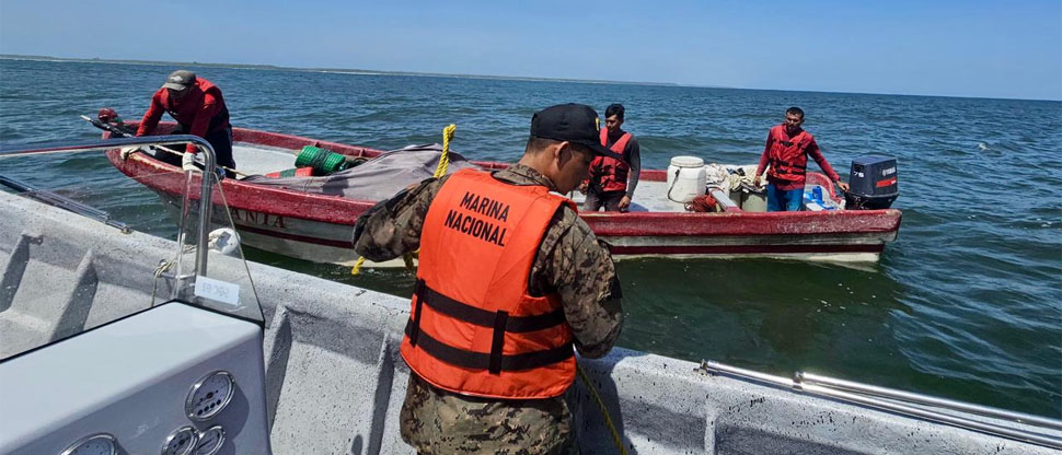 Marina Nacional auxilia a pescadores que flotaban a la deriva al sur de la Bocana El Cordoncillo
