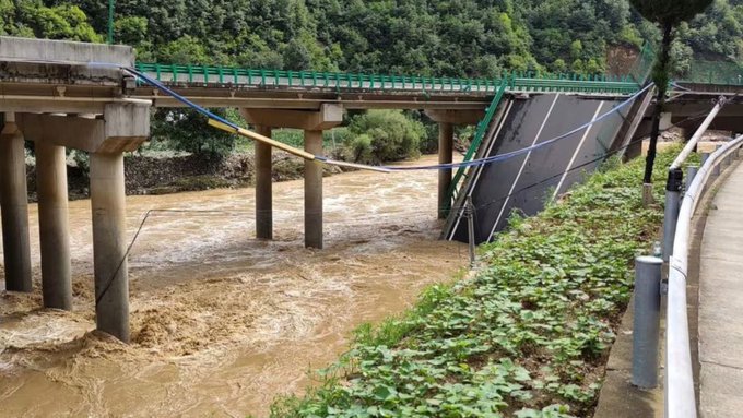12 muertos y 31 desaparecidos deja hundimiento de puente en China