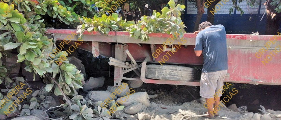 Motorista de rastra se salva de milagro tras estrellarse contra el muro de escuela en Sonsonate