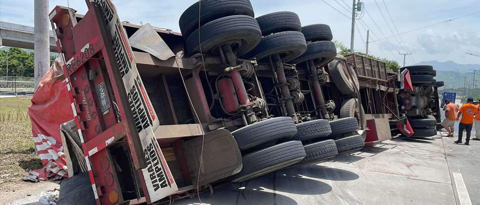 Gestores y policías coordinan paso vehicular por rastra volcada en paso a desnivel Integración