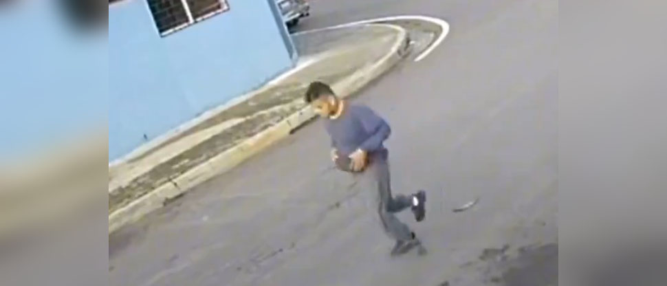 Motociclista de aplicación de entregas a domicilio es captado atacando a una mujer con un cuchillo