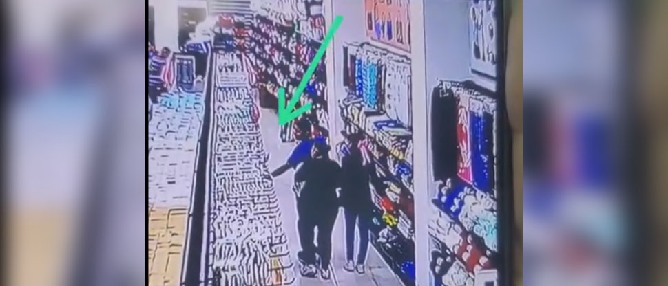 Captan a un hombre y dos mujeres robando un celular en supermercado de Sonsonate