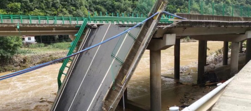 China: Derrumbe de puente en autopista deja 12 personas fallecidas