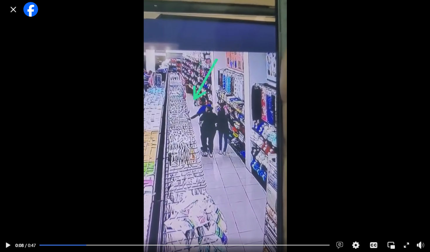 Captan a un hombre y dos mujeres robando un celular en supermercado de ...