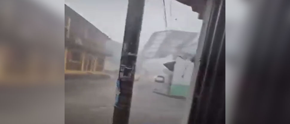 GUATEMALA: tormenta con fuertes vientos arrancan el techo en una casa en Escuintla
