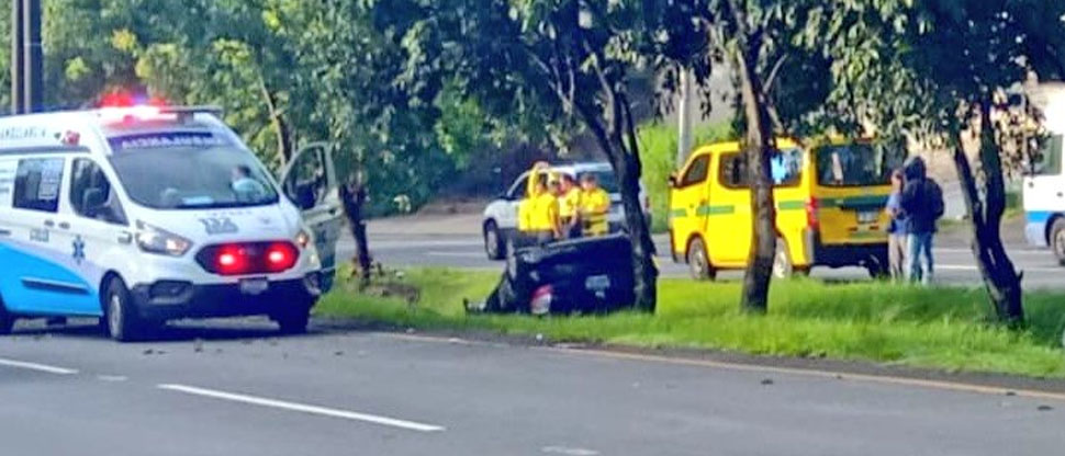 Una persona resulta lesionada tras vuelco de vehículo en carretera a Comalapa