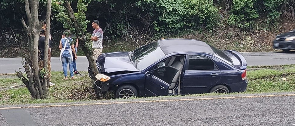 Conductor pierde el control y choca contra un árbol en carretera Panamericana