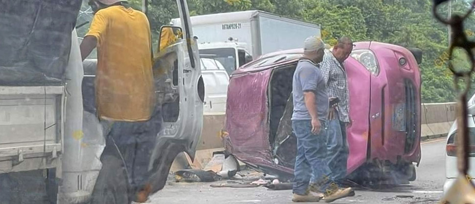 Vehículo vuelca tras fuerte accidente de carretera a Acajutla, Sonsonate