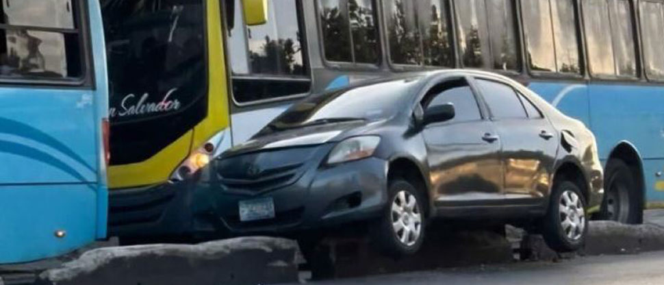 Conductor hace una mala maniobra y termina atorado en separadores de carriles