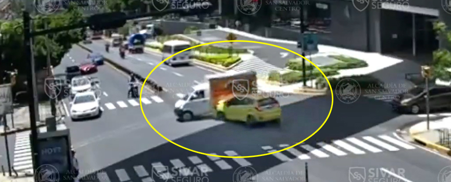 Taxista se pasa semáforo en rojo y provoca accidente en San Salvador ...