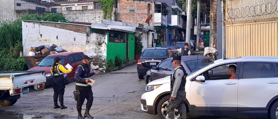 Lanzan operativo para multar a conductores que estacionan sus vehículos en las aceras