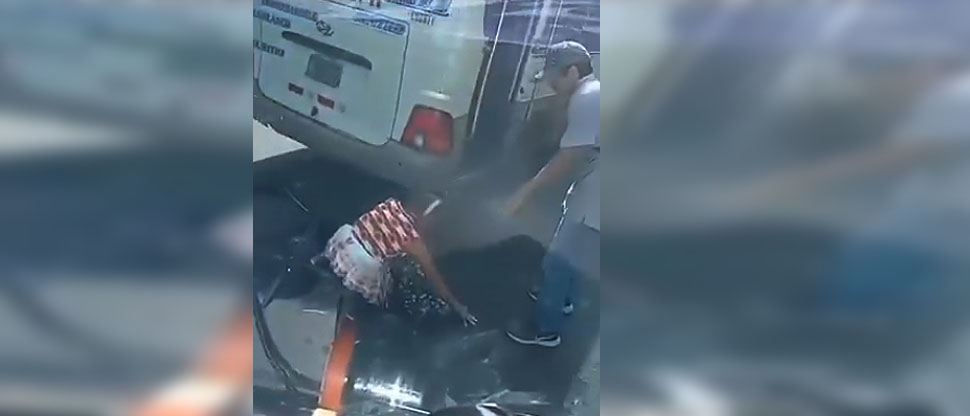 Anciana cae de microbús luego que conductor acelerara imprudentemente la unidad