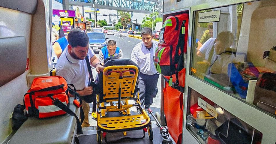 Paramédicos del SEM atienden a joven mujer que convulsionó en un centro comercial de la capital