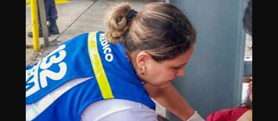 Conductor atropella a una mujer y la deja con múltiples lesiones 