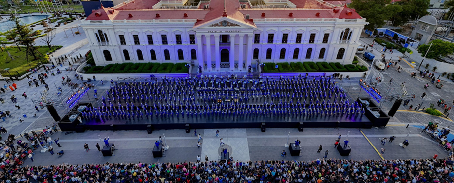 Miles de salvadoreños acuden al centro histórico para disfrutar concierto de Banda El Salvador
