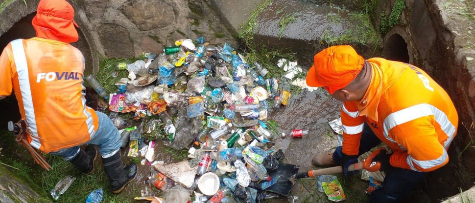 Continúa limpieza de alcantarillas para garantizar el paso de las aguas lluvias