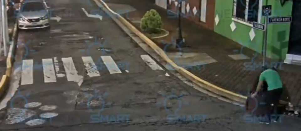 Denuncian a trabajadores tirando basura en tragante