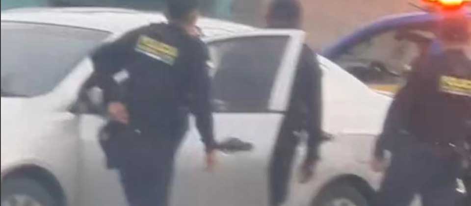 GUATEMALA: Pareja se molesta con policías tras ser interrumpidos cuando tenían intimidad en el carro
