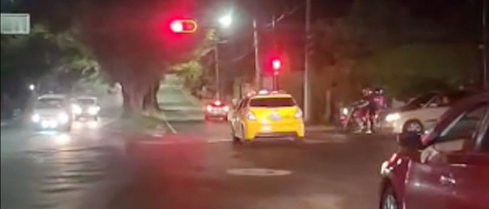 Taxista ebrio irrespeta semáforo en rojo y casi ocasiona un accidente