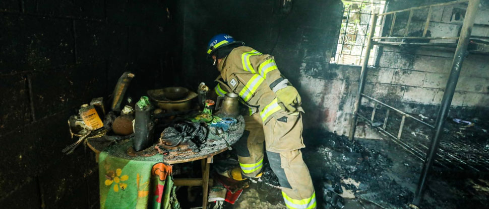 Bomberos sofocan incendio en vivienda construida con lámina y madera en La Libertad