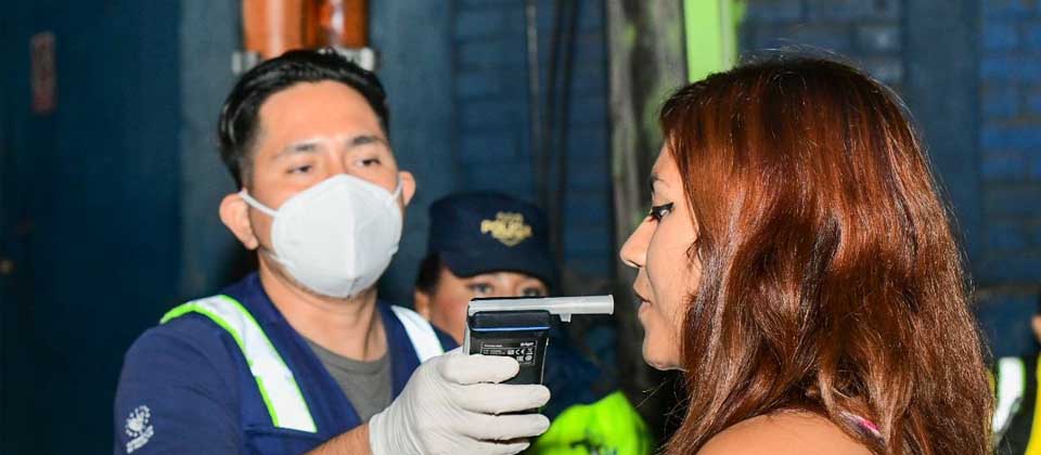 4 mujeres y otros 21 conductores manejaban borrachos en las fiestas julias de Santa Ana