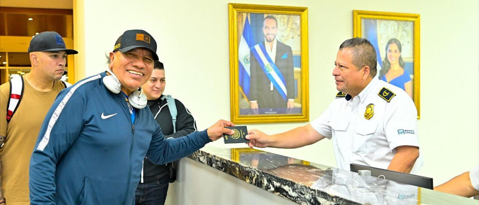 “Ya llegó Sergio el bailador”: Bronco arriba a El Salvador para su concierto en el Cuscatlán