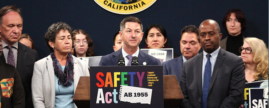 California prohíbe a las escuelas que les comuniquen a los padres si su hijo es transgénero