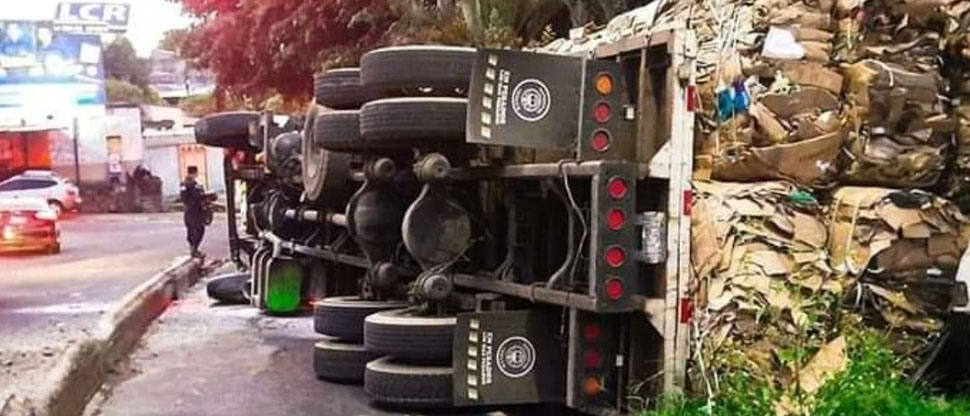 Camionero se queda sin frenos y termina volcando en calle a Monserrat