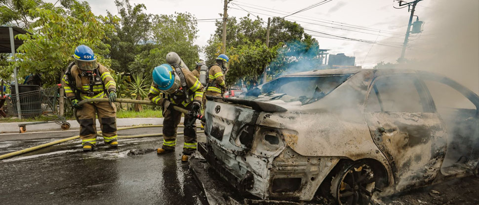 Vehículo termina reducido a cenizas tras incendiarse en Tonacatepeque