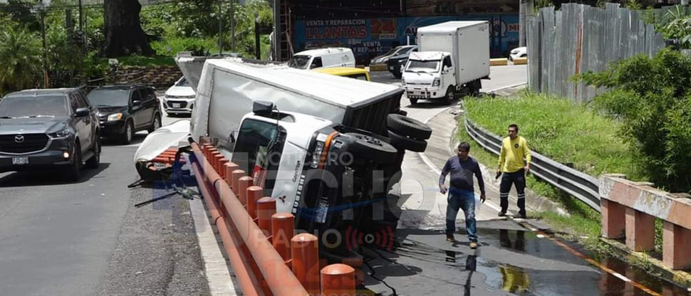 Camión choca contra los separadores en paso a desnivel que conecta a carretera Panamericana