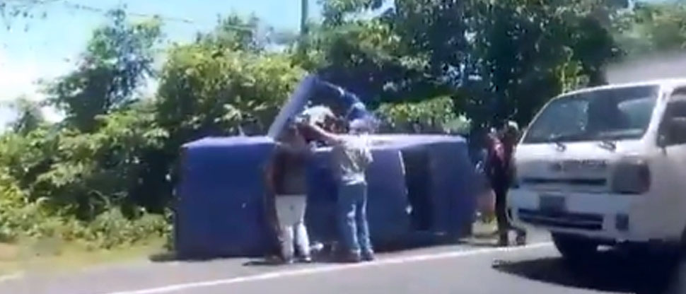 Reportan personas atrapadas tras volcar vehículo en carretera Panamericana, San Vicente