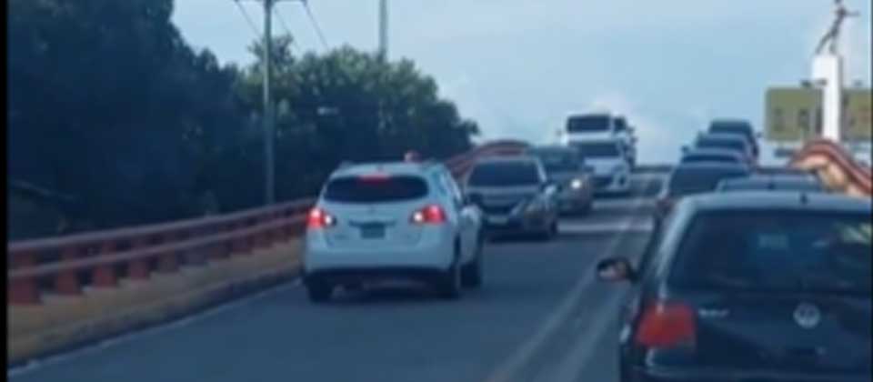 Captan a carro manejando en sentido contrario en San Salvador