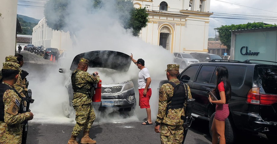 Fallas mecánicas provocan conato de incendio en vehículo en Chalatenango