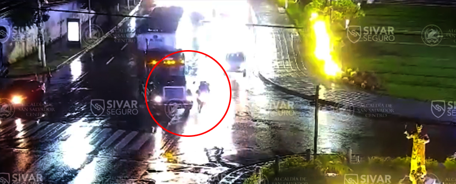 Imprudencia: Motociclista casi pierde la vida tras maniobra imprudente