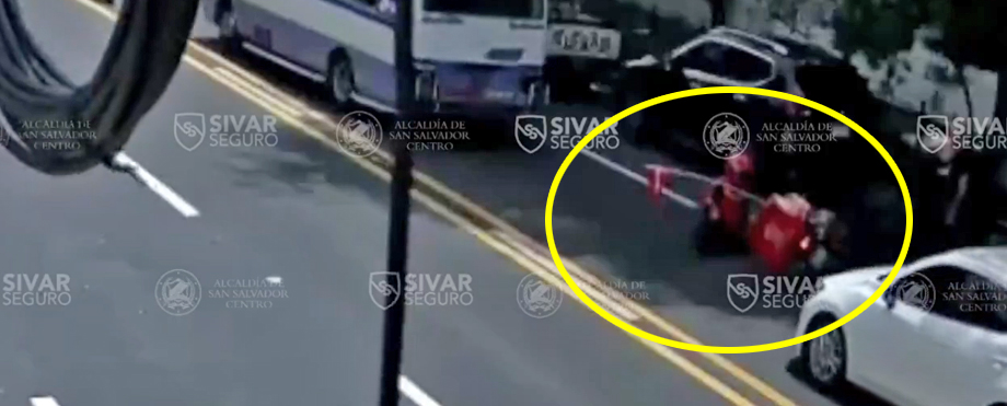 Captado en video: Microbusero se pasó llevando a repartidor de comida rápida