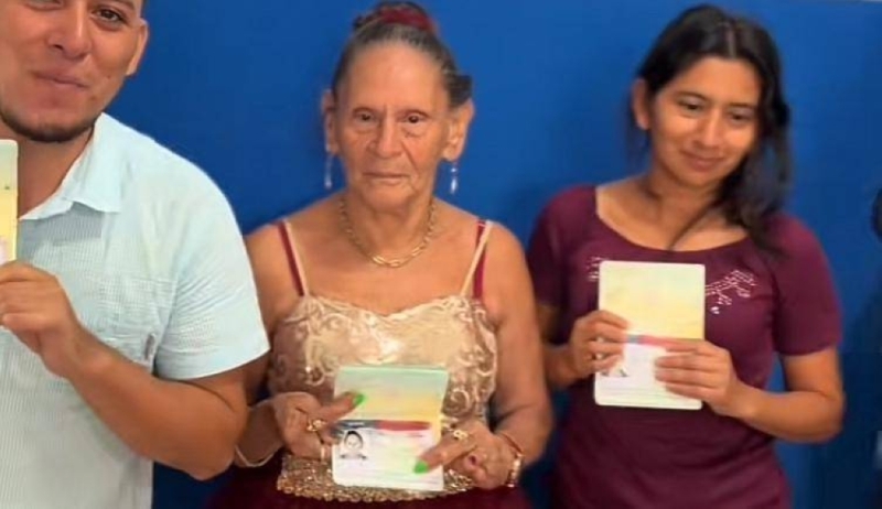 Yajaira logra la visa y se va de viaje