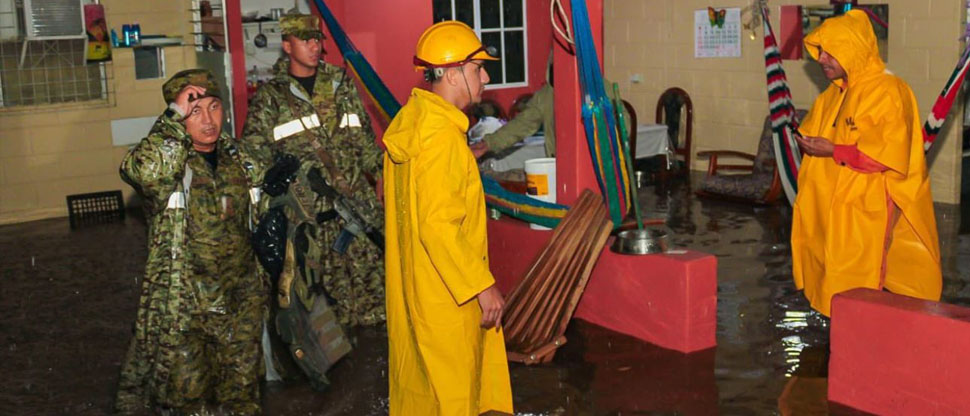 Bomberos y Fuerza Armada auxilian a familia que se inundó su vivienda en Chalatenango