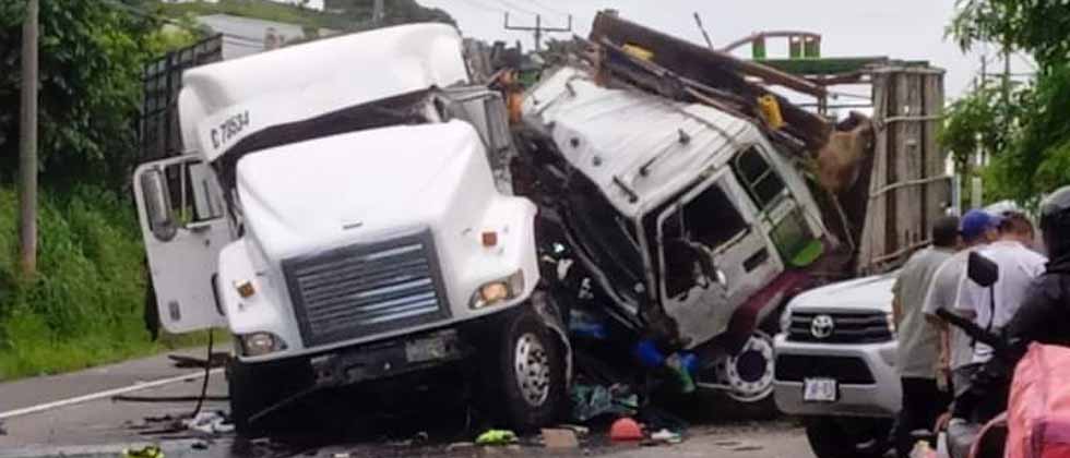 Reportan fuerte choque entre rastra y un camión que transportaba ganado en carretera de Oro