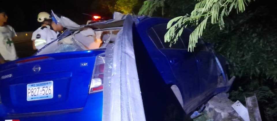 Mujer fallece tras grave choque contra una barda de seguridad