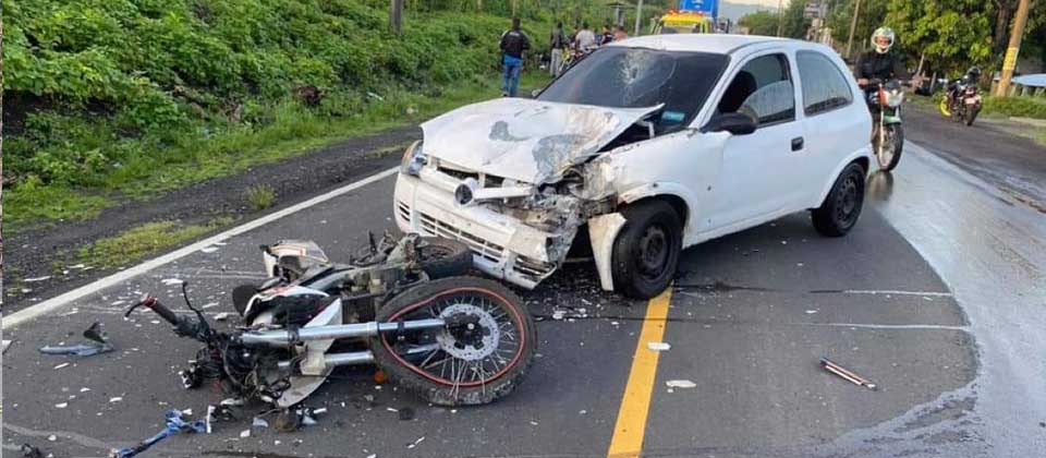 Motociclista es llevado al hospital tras trágico choque