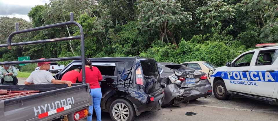 Distracción al volante de un conductor produjo múltiple choque en el bulevar Monseñor Romero