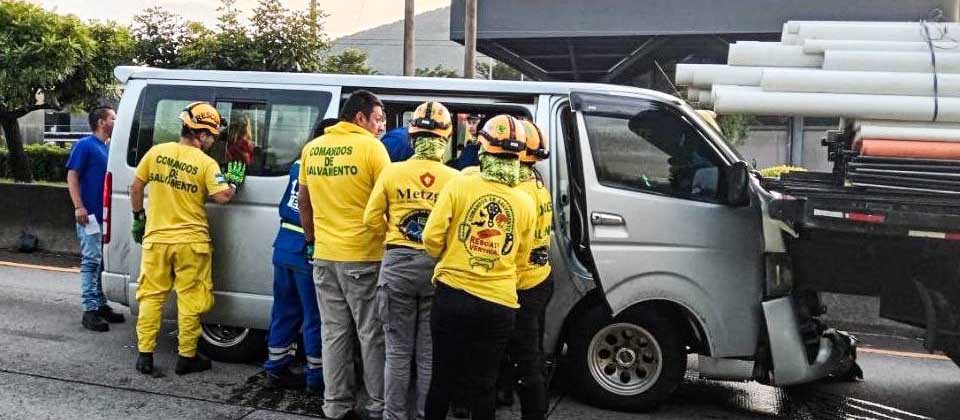 Microbusero choca en la parte trasera de camión y deja 11 lesionados