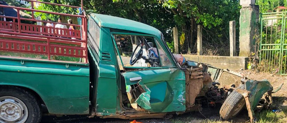 Conductores se salvaron de milagro tras fuerte choque de dos pick ups en Ahuachapán