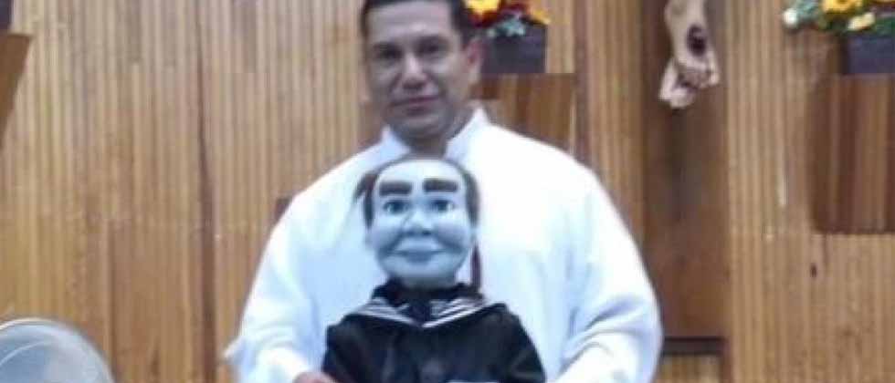 Cura desata polémica al usar muñeco «maldito» en sus misas