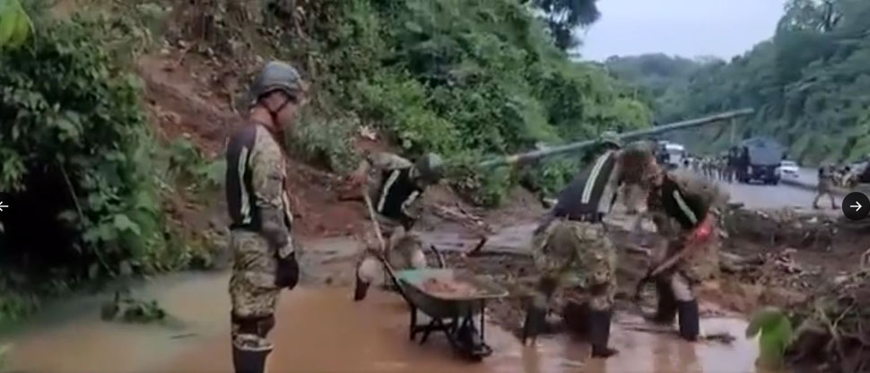 Fuerza Armada trabaja en remoción de escombros por derrumbe en carretera del puerto de La Libertad